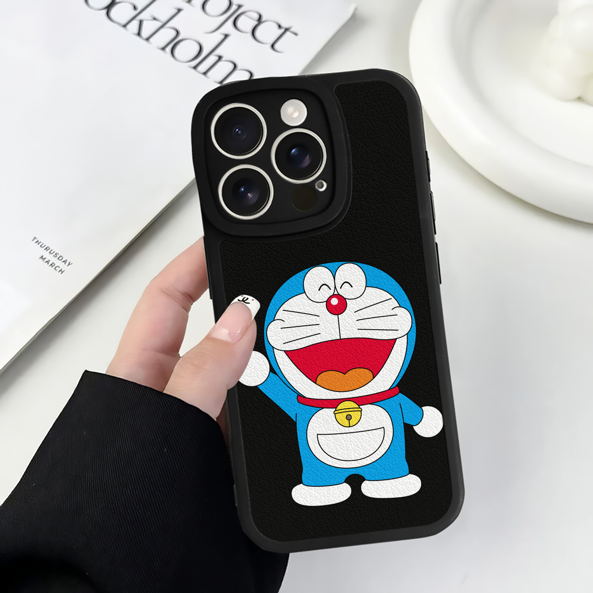 （画像用） ドラえもん Doraemon 【iPhone 16シリーズ対応】シリコンスマホケース（レザー調） 材質：シリコン